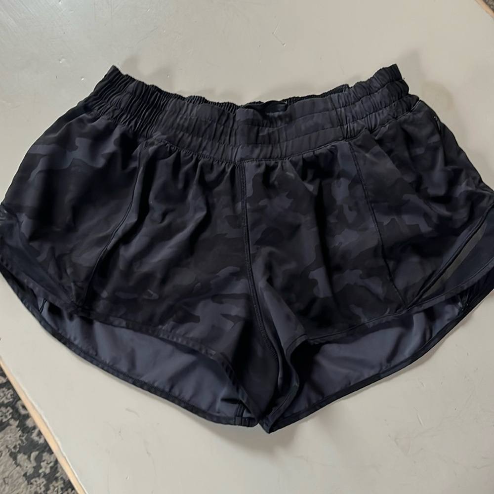 Lululemon Hotty Hot Low-Rise Lined Short 2.5”. Size 10Reg.